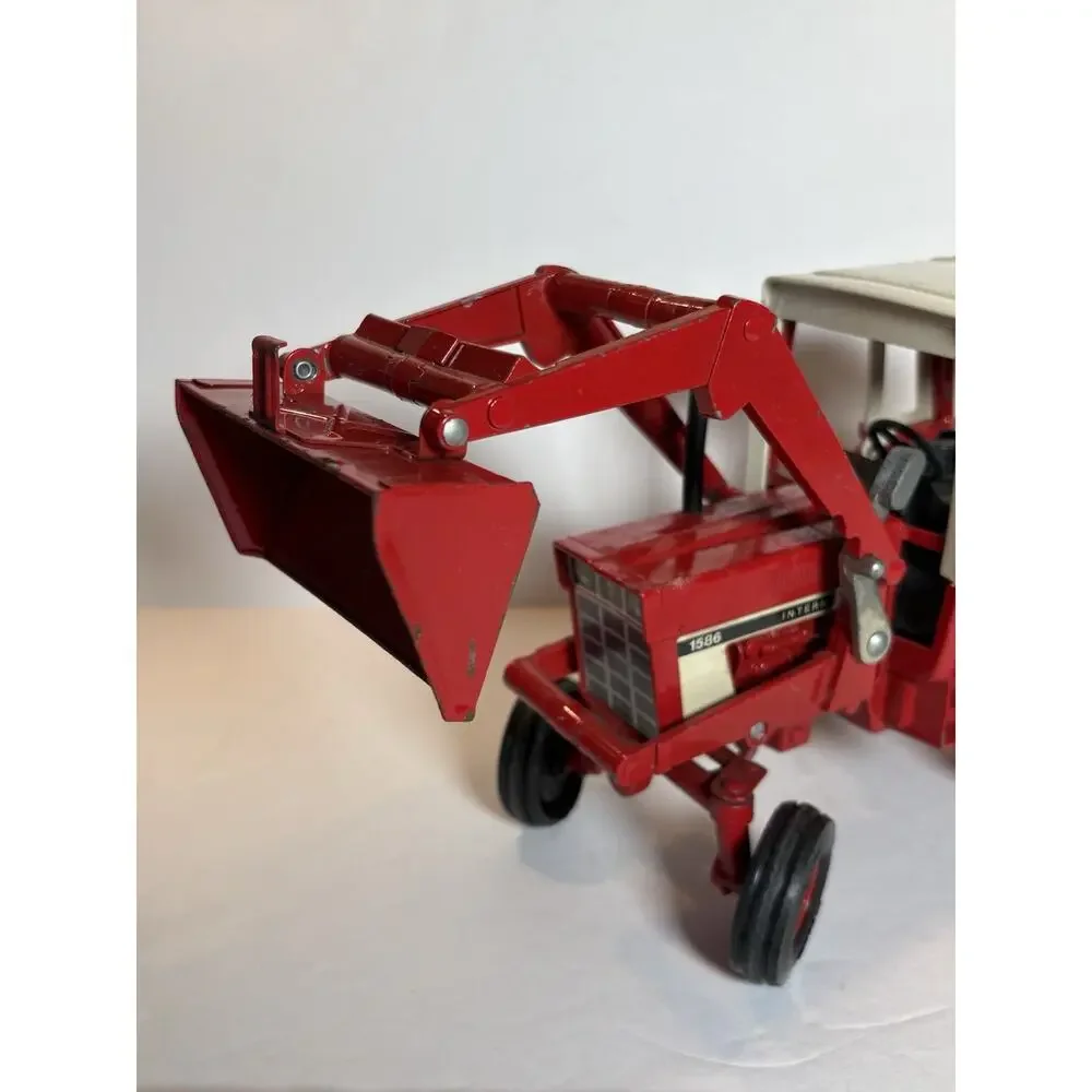 Ertl International 1586 w/loader 1/16 Die-cast Farm Tractor W/Pull Behind Wagon